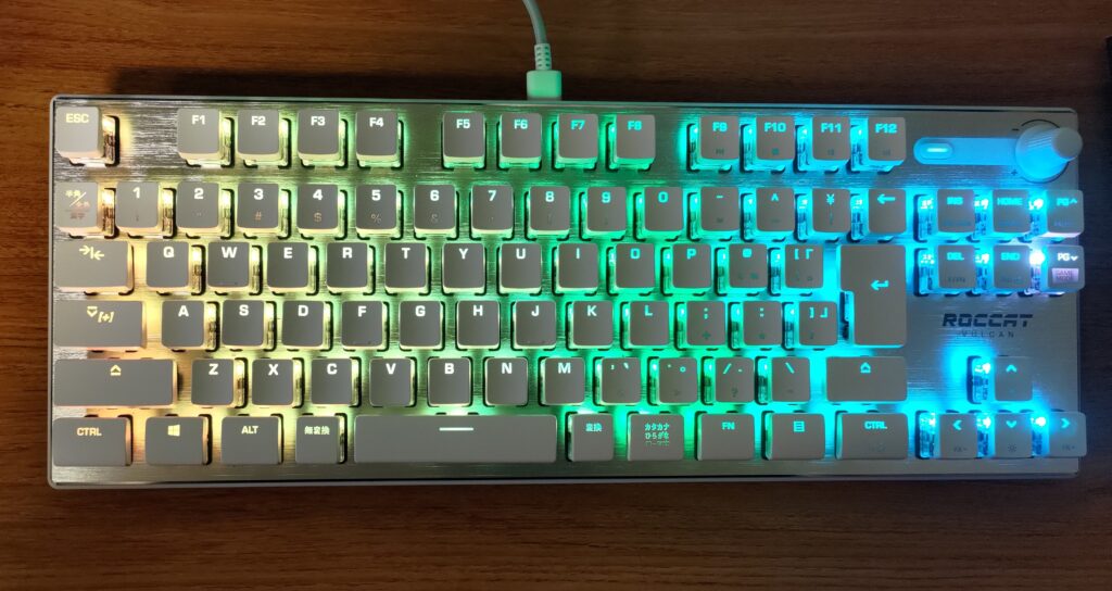 ROCCAT VULCAN TKL PROキーボードを黄緑系に光らせた写真