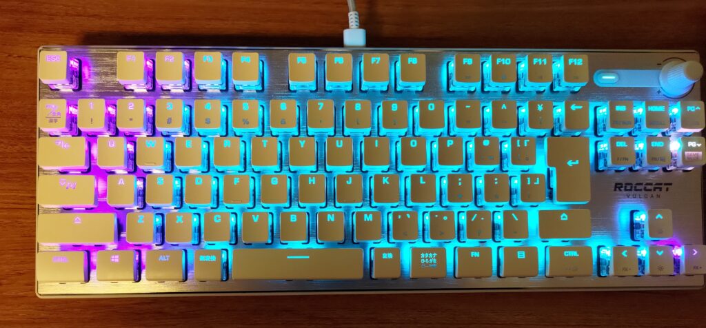 ROCCAT VULCAN TKL PROキーボードを青系に光らせた写真