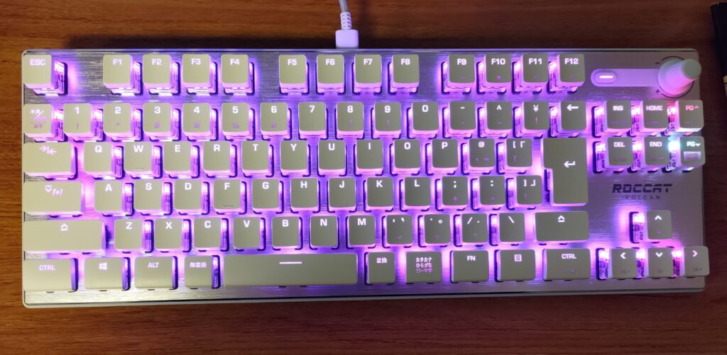 ROCCAT VULCAN TKL PRO　レビューキーボードをピンク紫系に光らせた写真